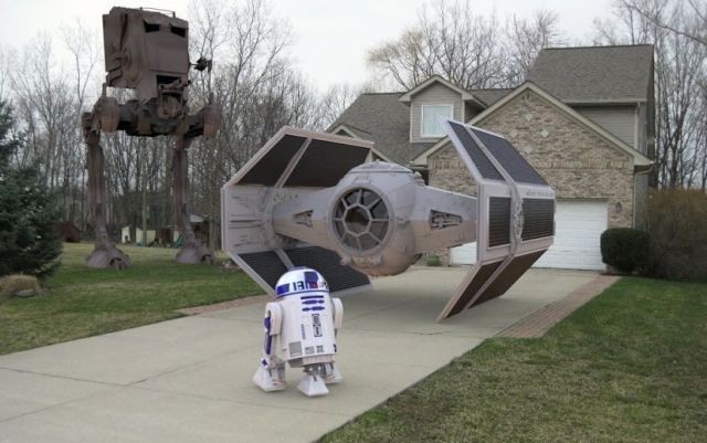 Name:  tie-fighter-r2-d2-at-st-full-scale-house-640x401.jpg
Views: 4623
Size:  57.3 KB