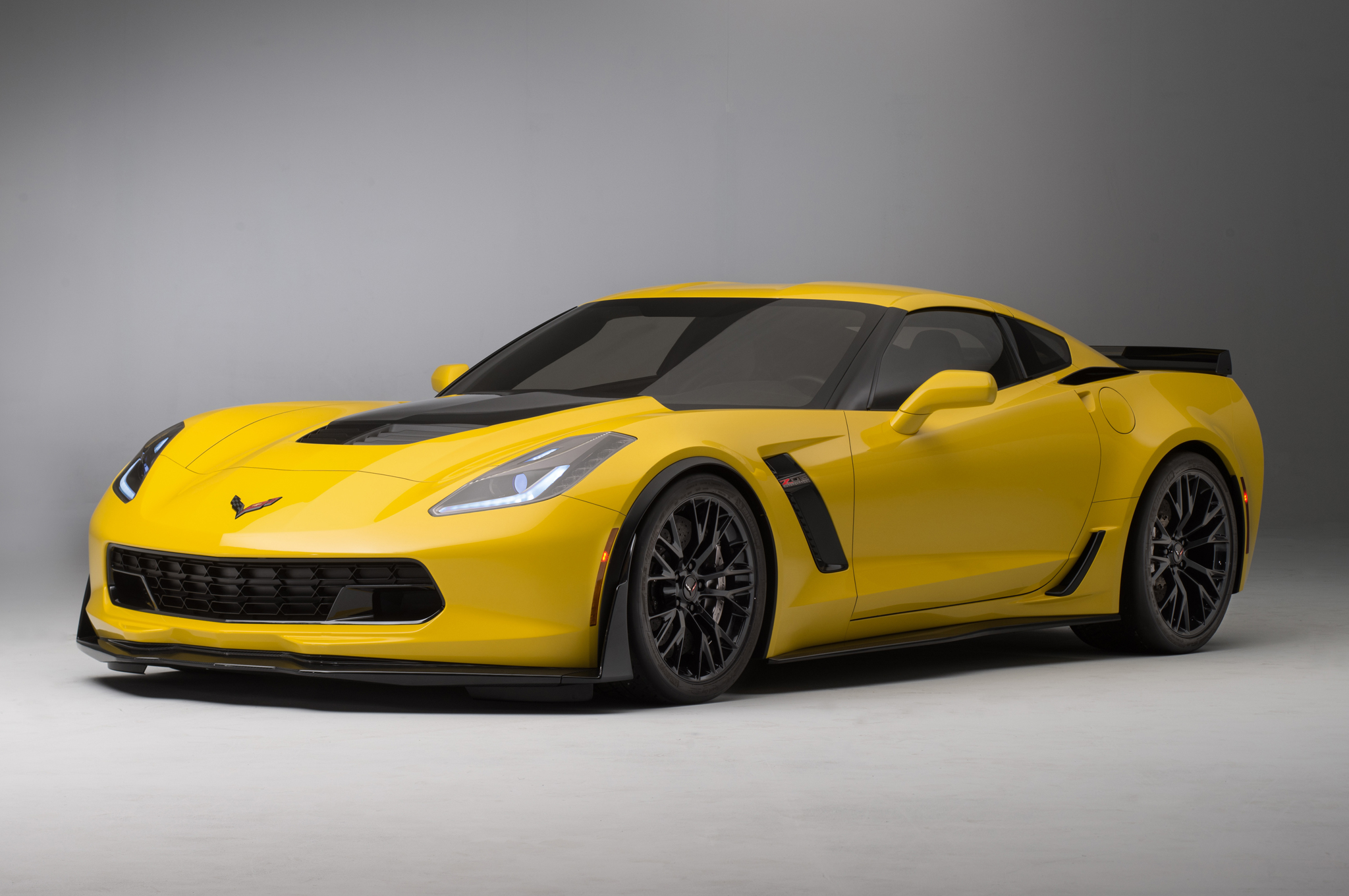 2015-Chevrolet-Corvette-Z06-front-three-quarters