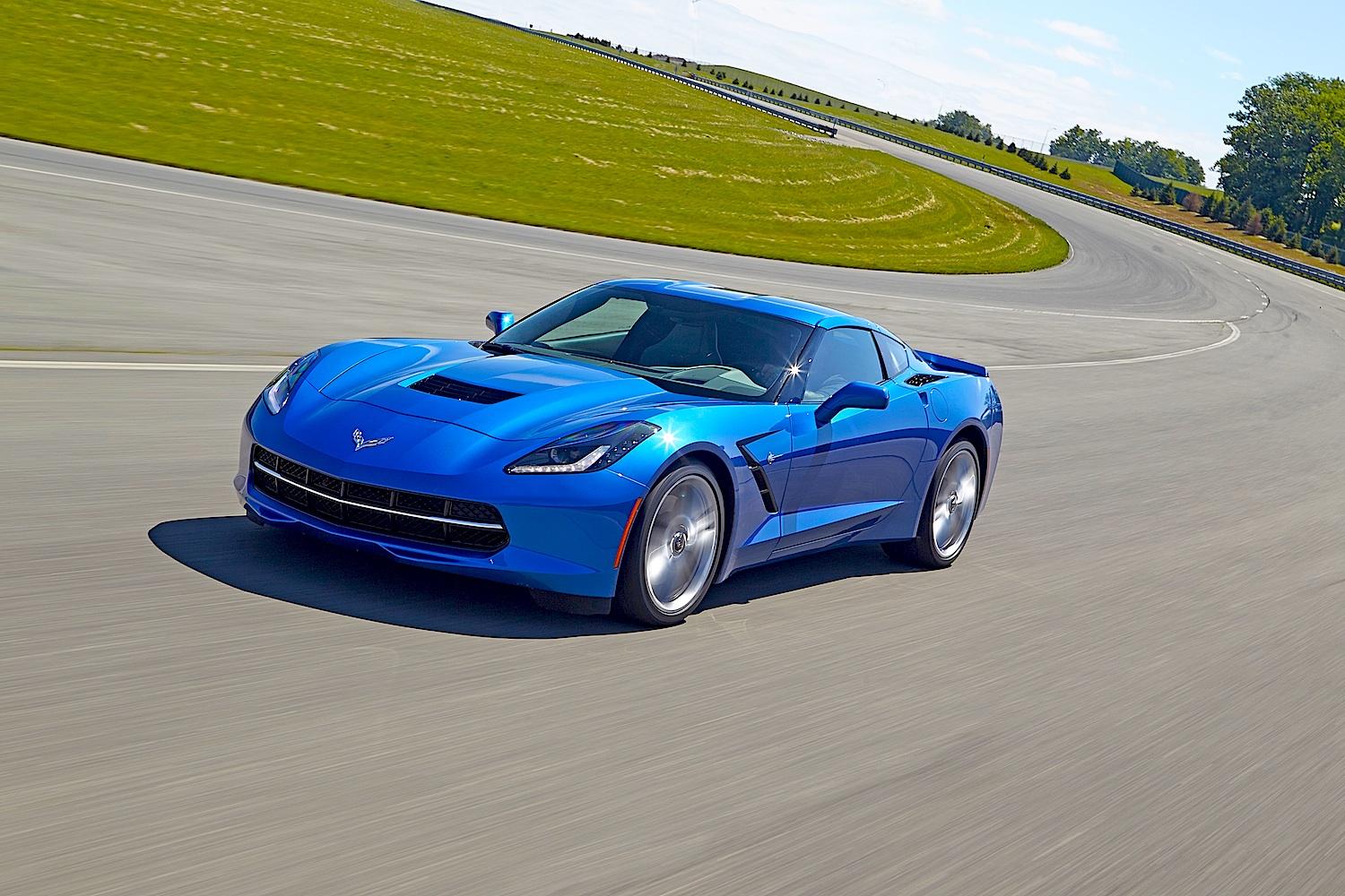 Chevrolet-Corvette-Stingray-on-track-blue