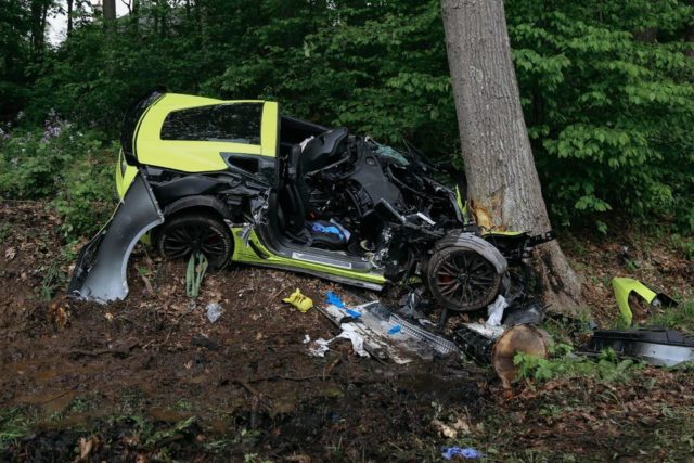 C7 Corvette Z06 Crashed Into Tree