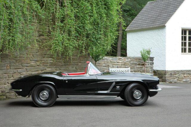1962 Fuelie Corvette Looks Sinister in Black-on-Back Over Red Combo